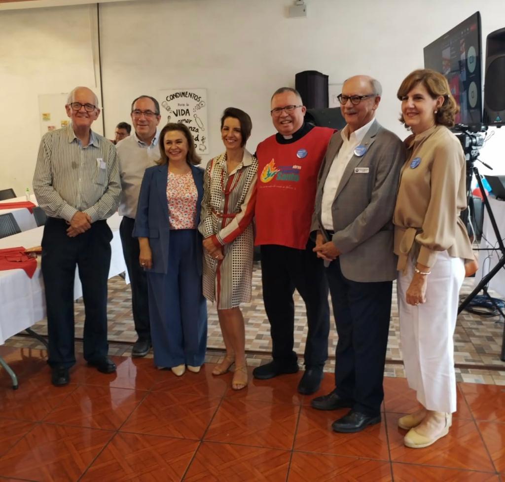 En el marco del Acuerdo de OEA⁩ y Rotary, nos reunimos con miembros de Rotary, Embajadora de España Sra. Eva Martínez, en las Obras del Espíritu Santo, explorando acciones conjuntas en países del MIRPS, que lidera el Departamento de Inclusión Social de la OEA(15 de julio de 2023)